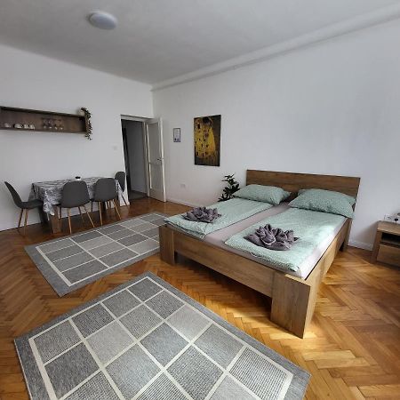 Downtown Studio Apartman Pécs Esterno foto