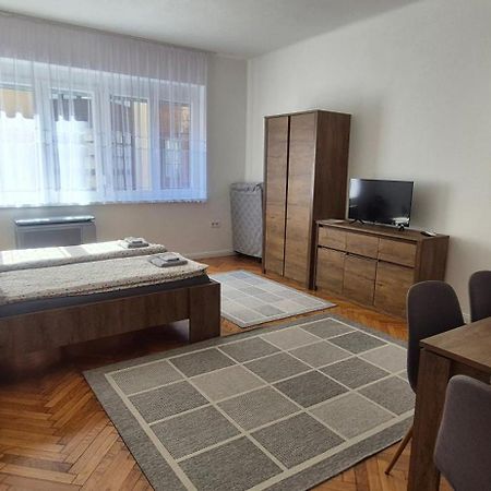 Downtown Studio Apartman Pécs Esterno foto