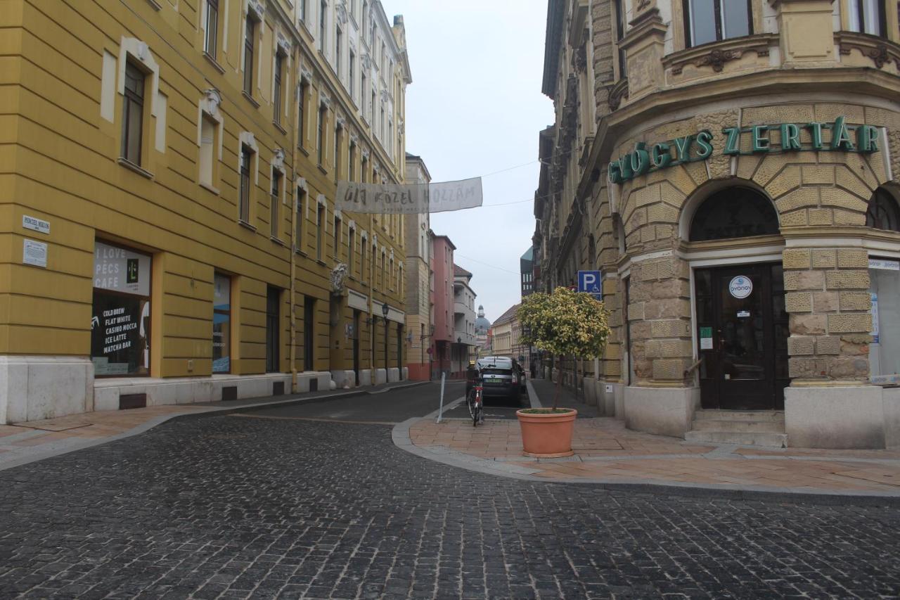 Downtown Studio Apartman Pécs Esterno foto