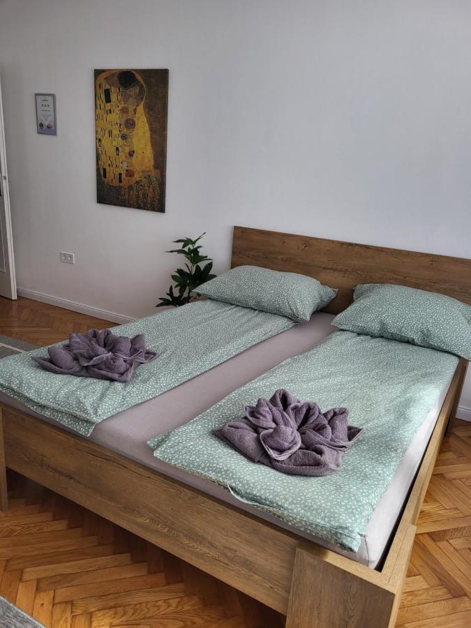 Downtown Studio Apartman Pécs Esterno foto