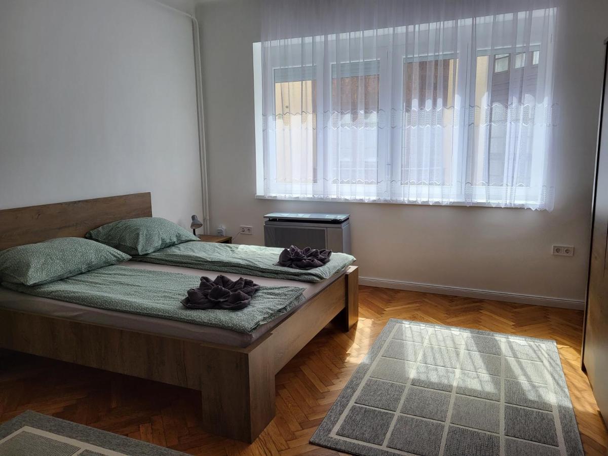 Downtown Studio Apartman Pécs Esterno foto