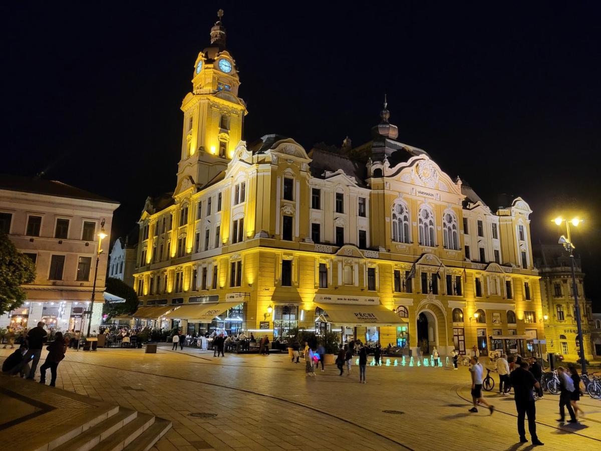 Downtown Studio Apartman Pécs Esterno foto